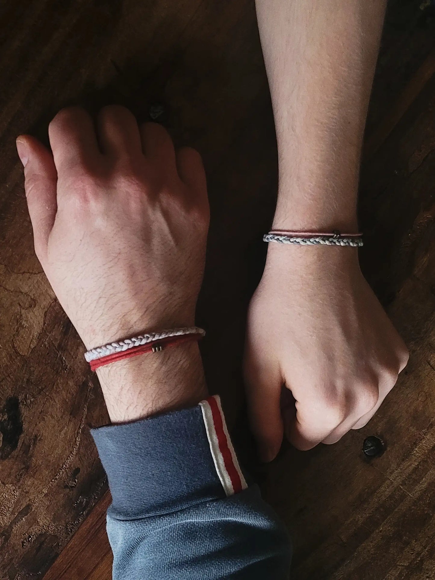Armband Unisex, geflochten, Rosa-Grau-Rot, Handgemacht mit Magnetverschluss