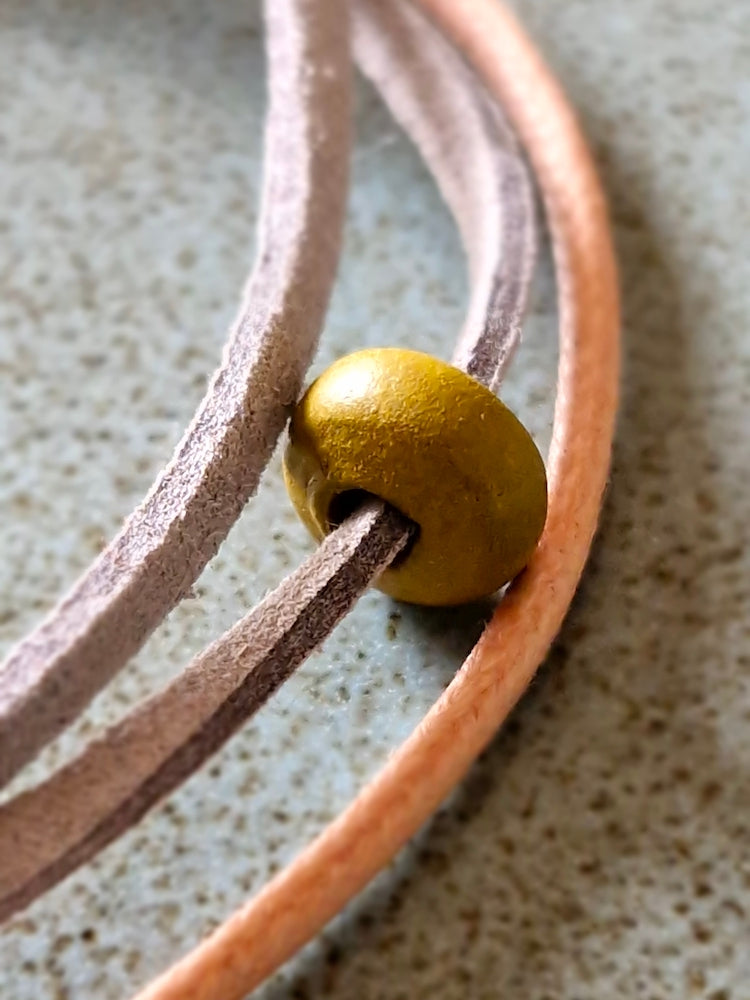 Bracelet in pink, handmade with ceramic beads and magnetic clasp