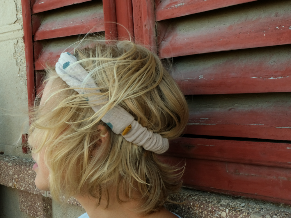 Smalle mousseline haarband, licht terracotta met handgeschilderde blauwe stippen
