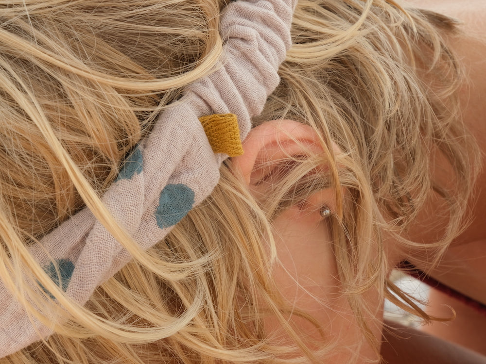 Smalle mousseline haarband, licht terracotta met handgeschilderde blauwe stippen