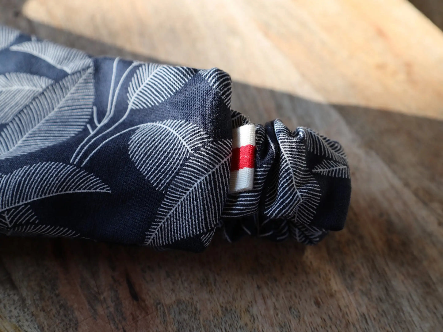 Breites Haarband aus Leichtem Sweat, Blau mit Blättermuster