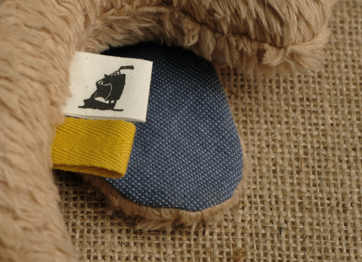 «Johnny» Der Hund in Beigebraun