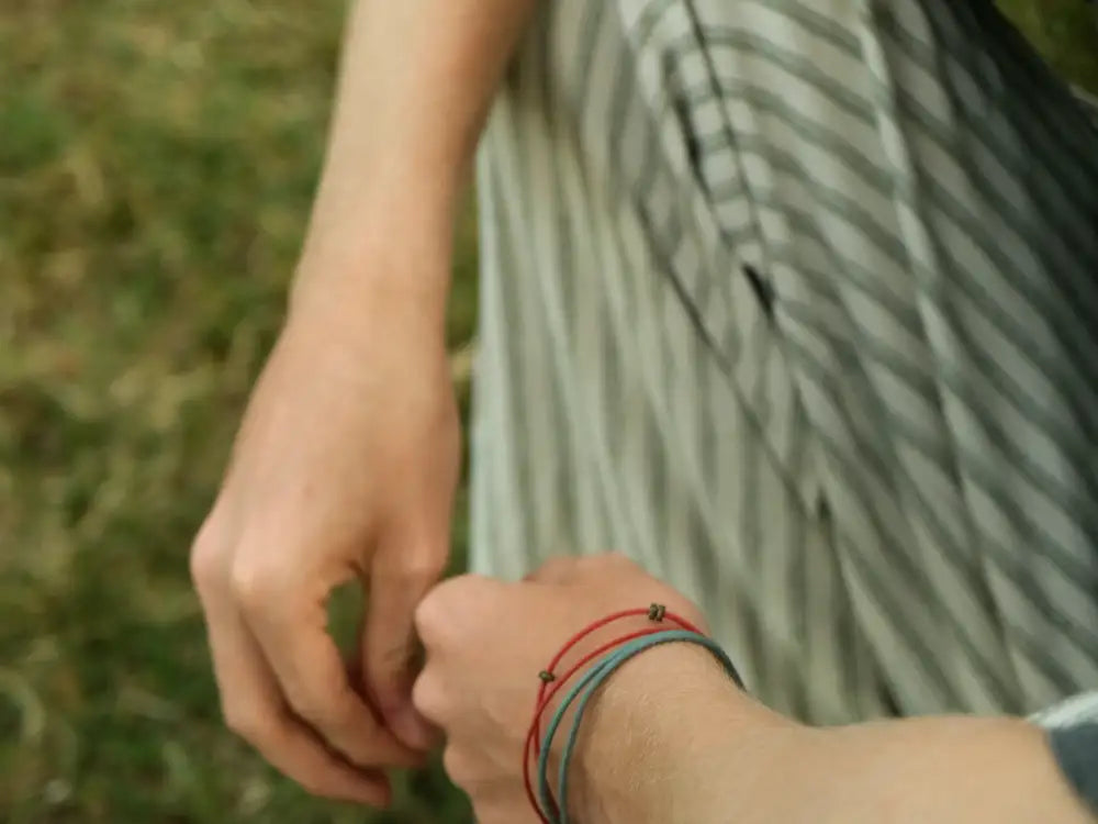 Armband für Männer in Rot und Graublau, handgemacht mit Magnetverschluss