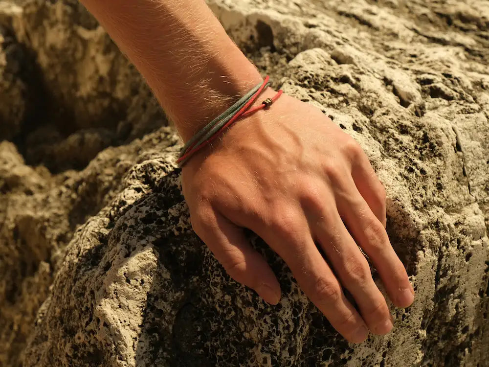 Armband für Männer in Rot und Graublau, handgemacht mit Magnetverschluss