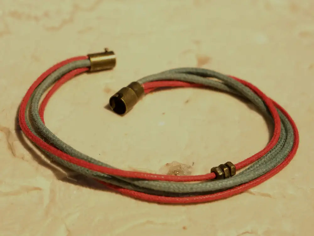 Armband für Männer in Rot und Graublau, handgemacht mit Magnetverschluss