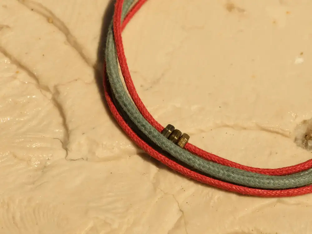 Armband für Männer in Rot und Graublau, handgemacht mit Magnetverschluss