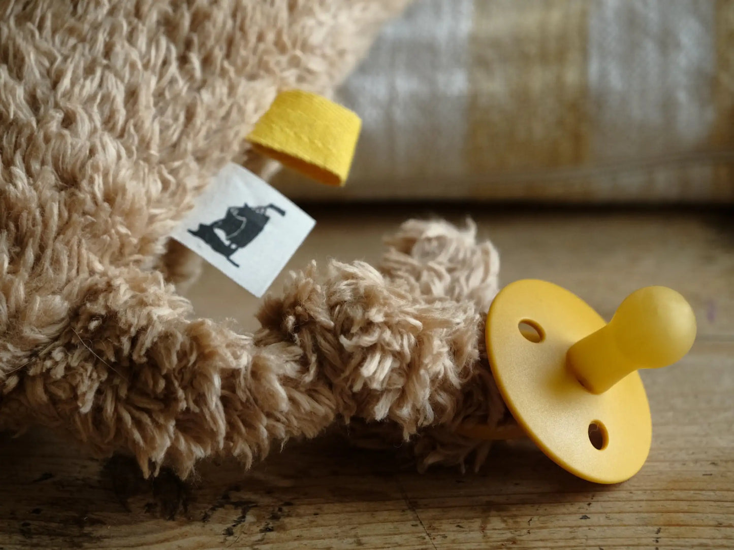 «Banu» Das Erdmännchen in Beigebraun
