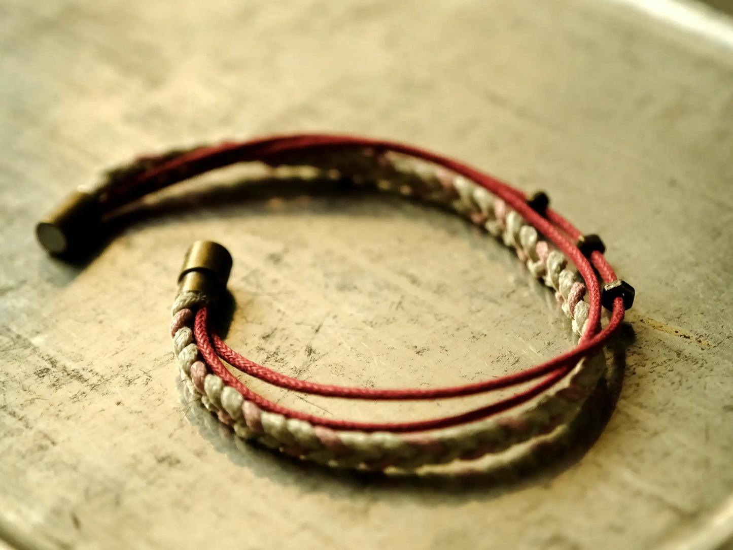 Armband Unisex, geflochten, Rosa-Grau-Rot, Handgemacht mit Magnetverschluss