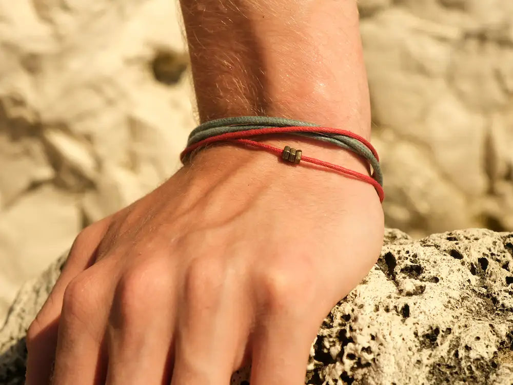 Armband für Männer in Rot und Graublau, handgemacht mit Magnetverschluss