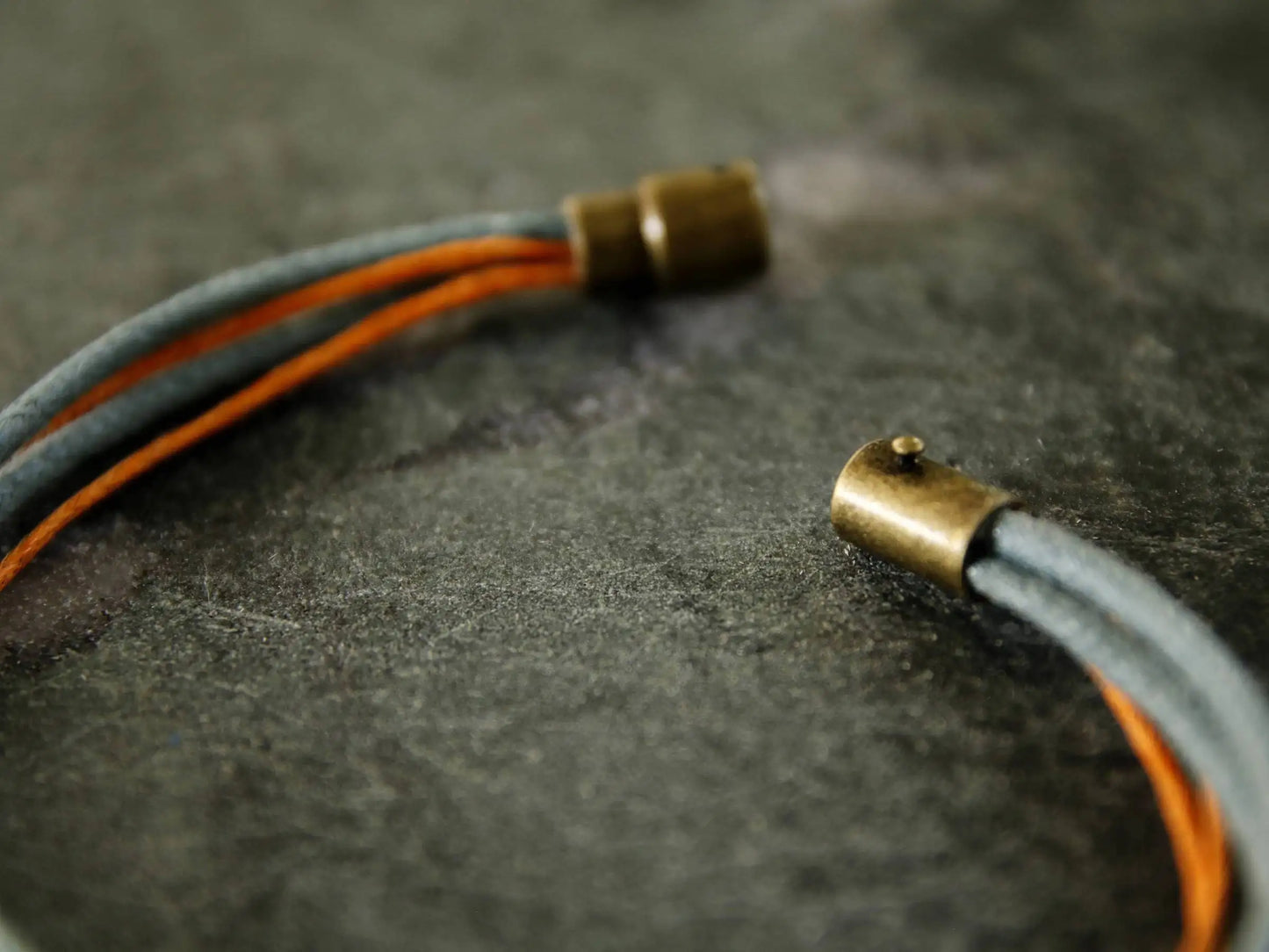 Armband für Männer in Orange-Blau, Handgemacht mit Magnetverschluss