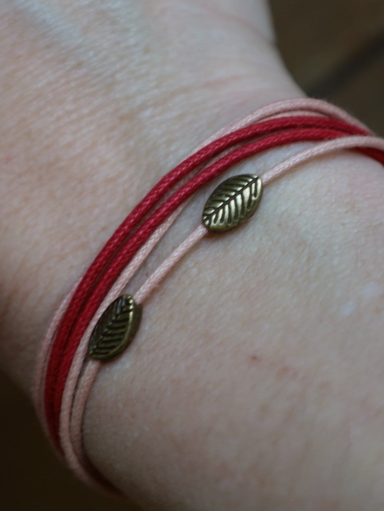 Armband in Rosa-Rot, Handgemacht mit Laubblatt und Magnetverschluss