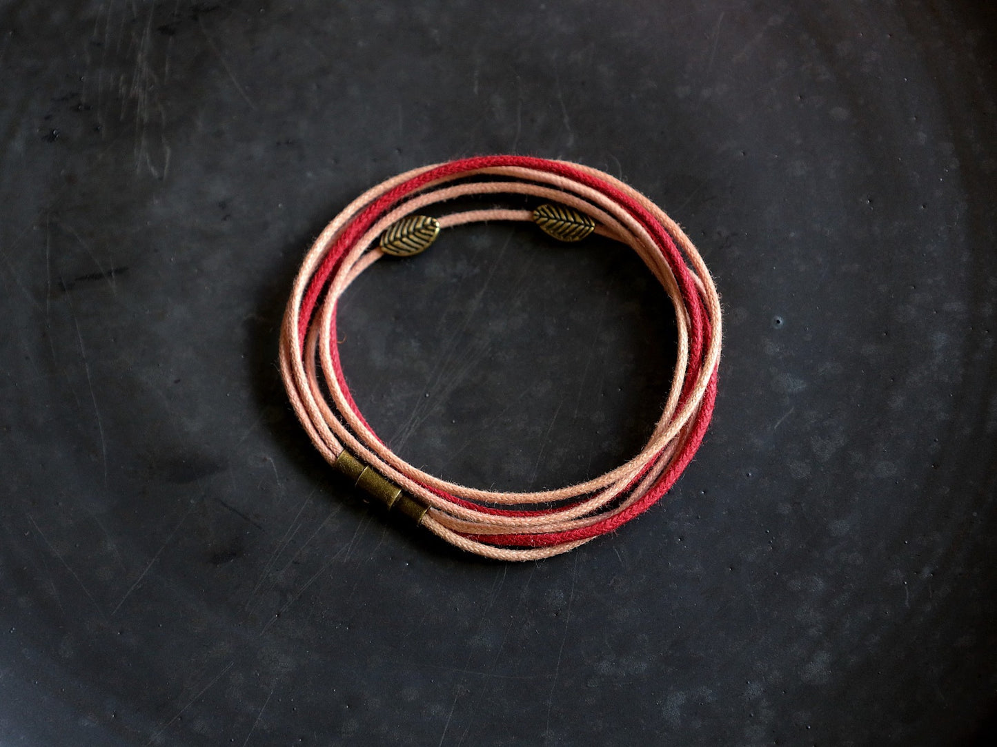 Armband in Rosa-Rot, Handgemacht mit Laubblatt und Magnetverschluss