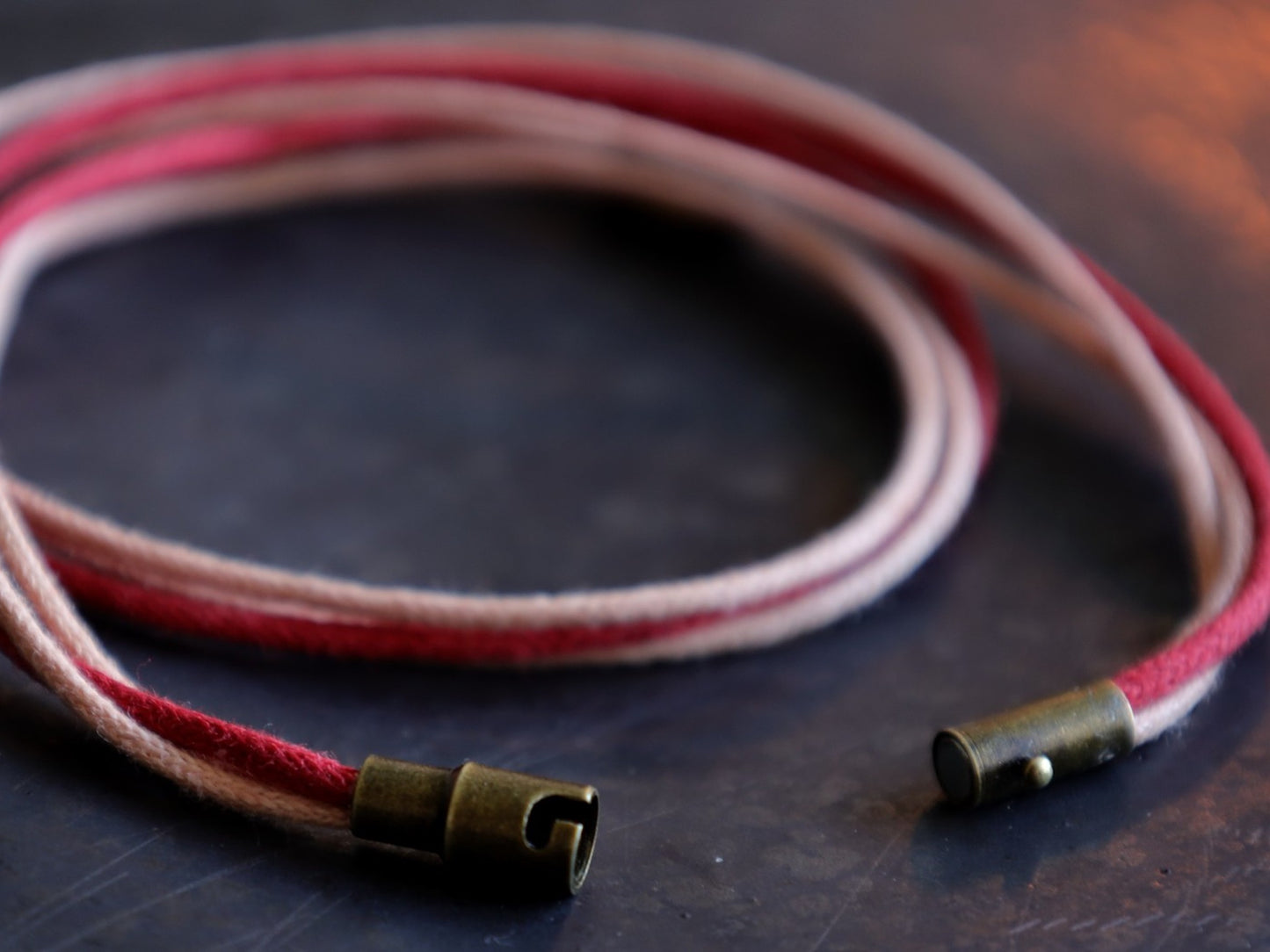 Armband in Rosa-Rot, Handgemacht mit Laubblatt und Magnetverschluss