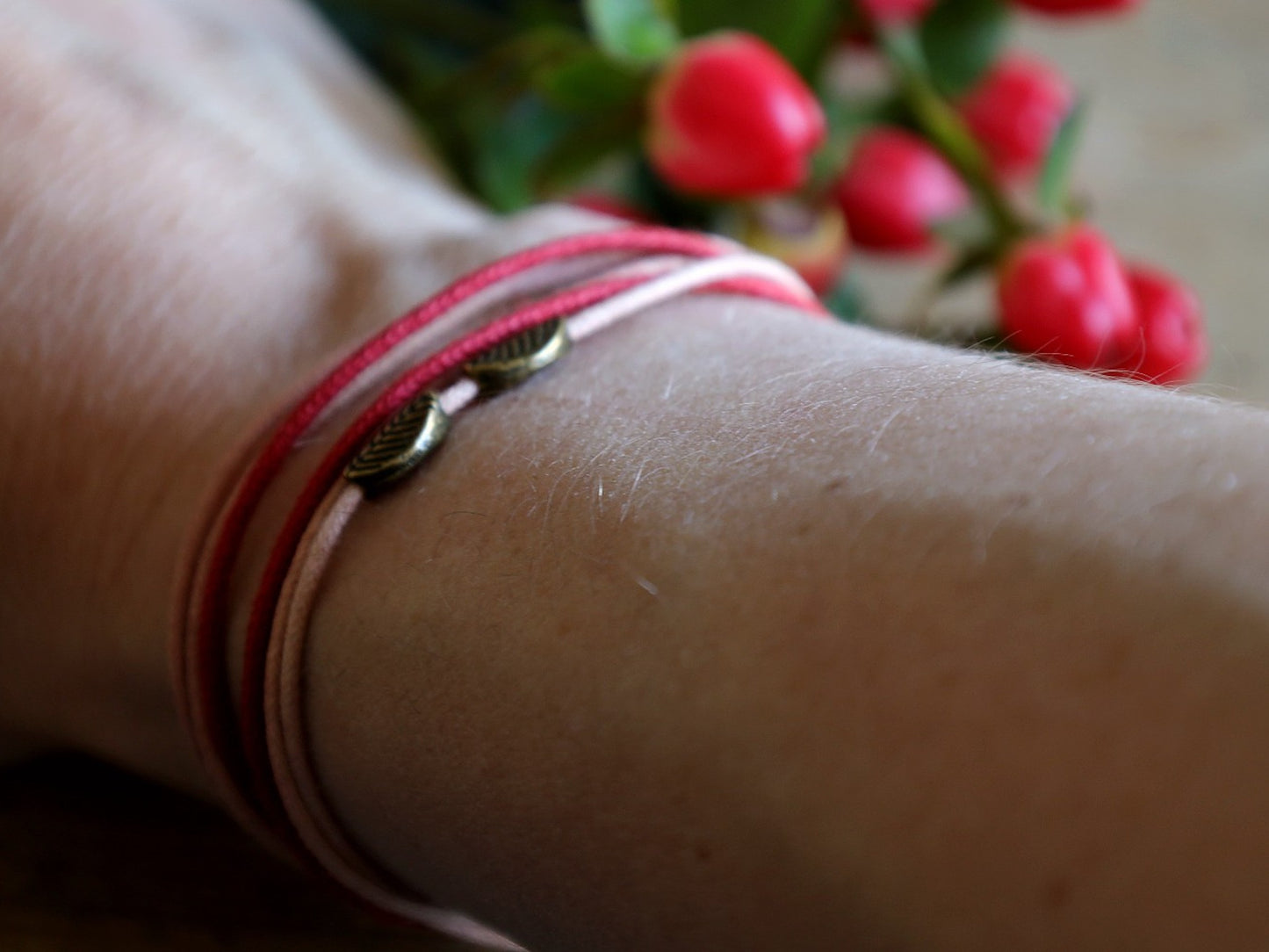 Armband in Rosa-Rot, Handgemacht mit Laubblatt und Magnetverschluss