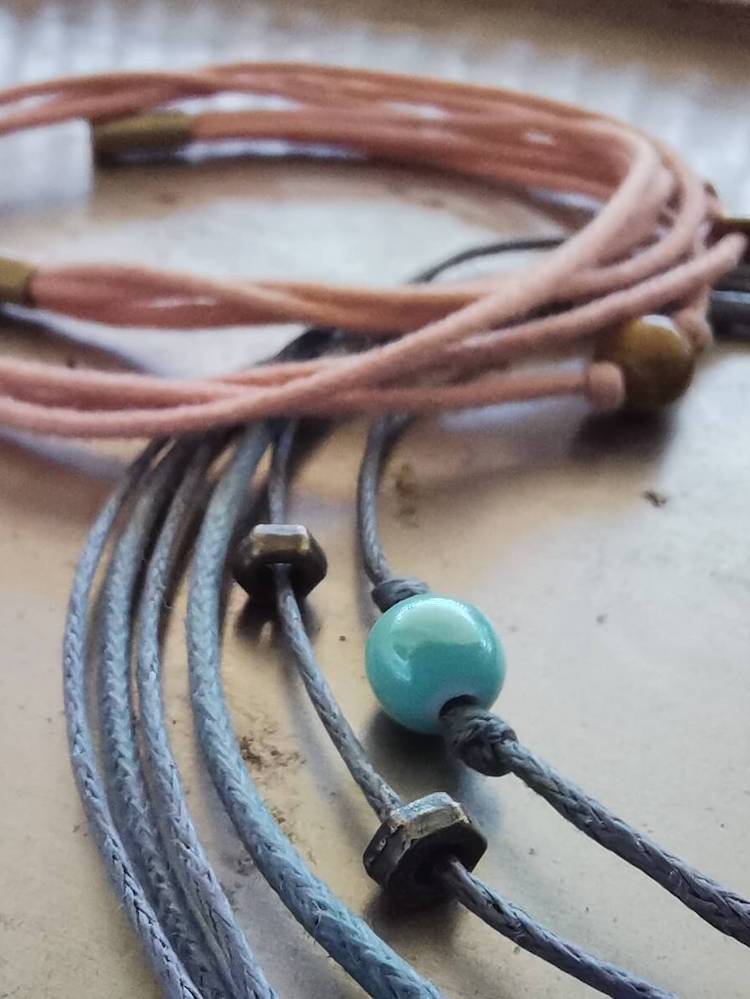 Armband in Grau, Handgemacht mit Keramikperle und Magnetverschluss