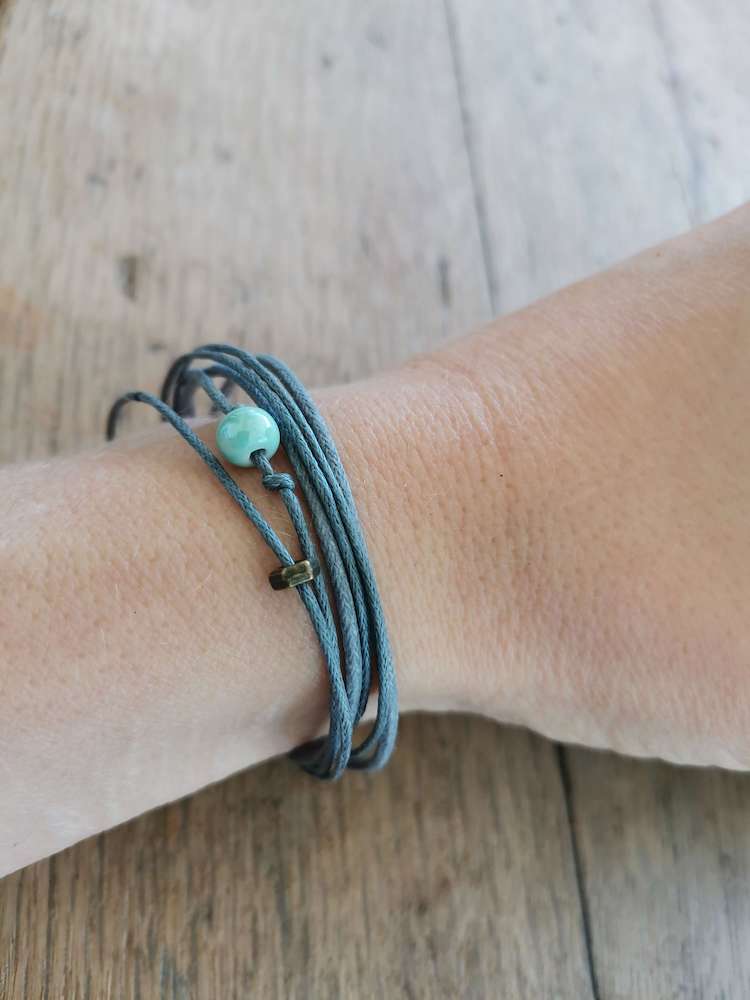 Armband in Grau, Handgemacht mit Keramikperle und Magnetverschluss