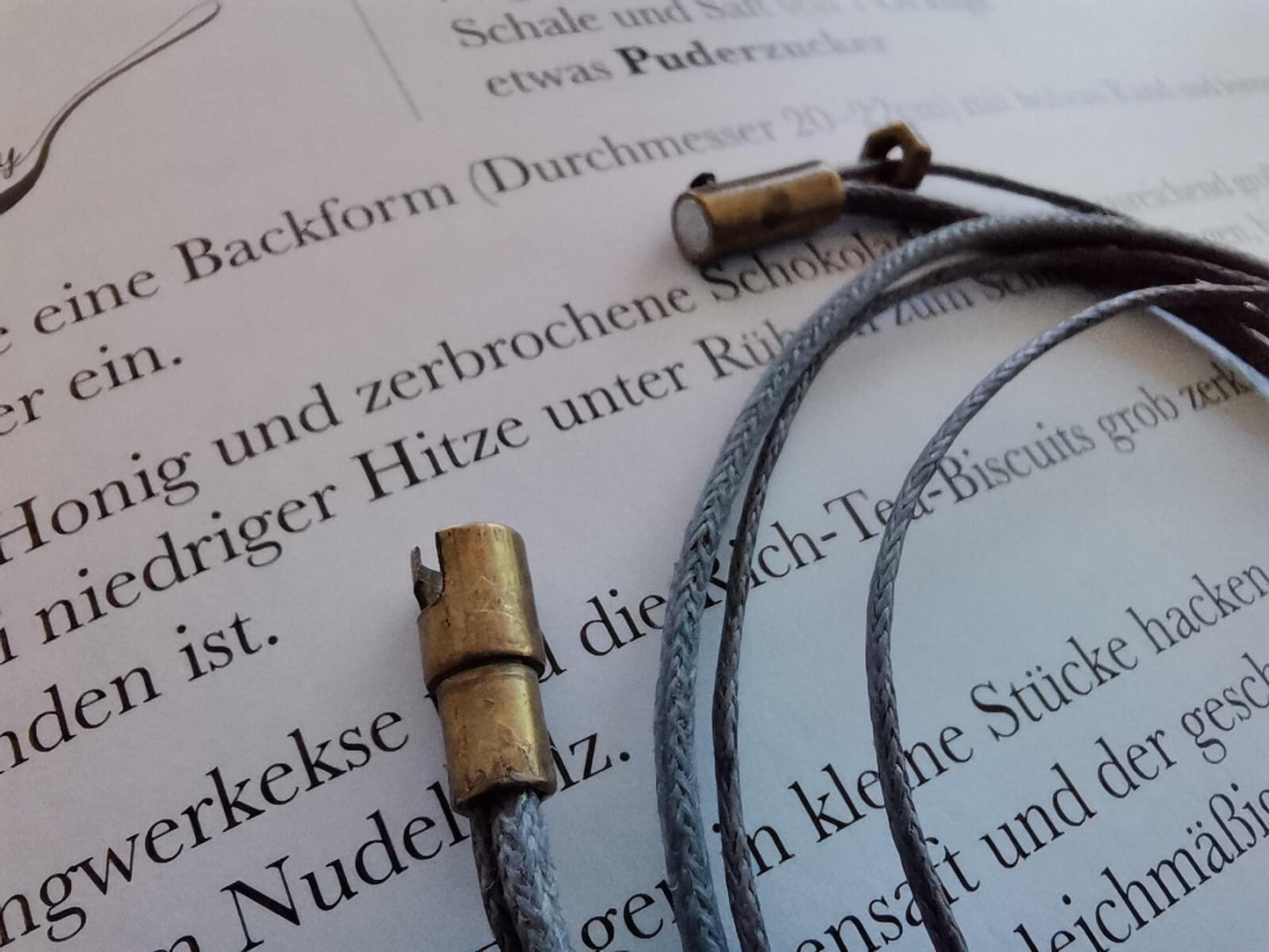 Armband in Grau, Handgemacht mit Keramikperle und Magnetverschluss