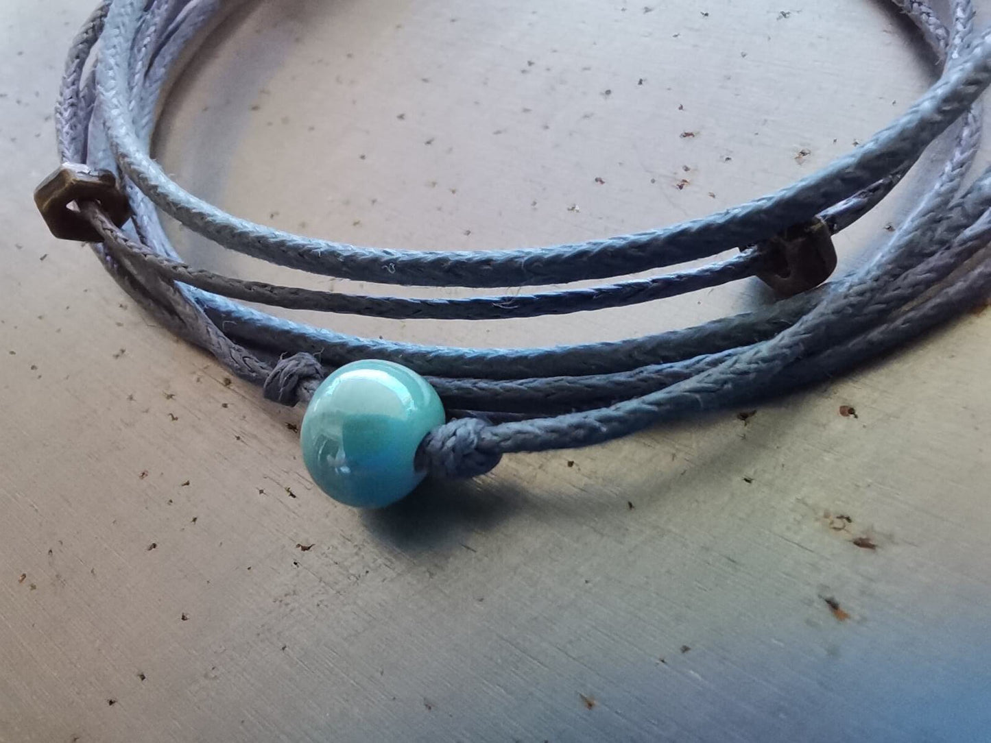 Armband in Grau, Handgemacht mit Keramikperle und Magnetverschluss