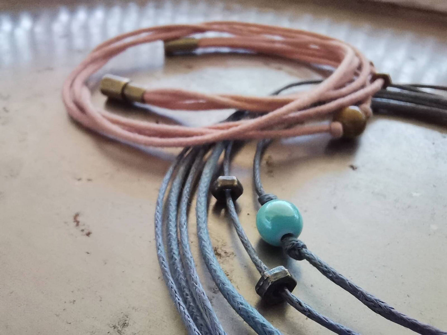 Armband in Rosa, Handgemacht mit Keramikperle und Magnetverschluss