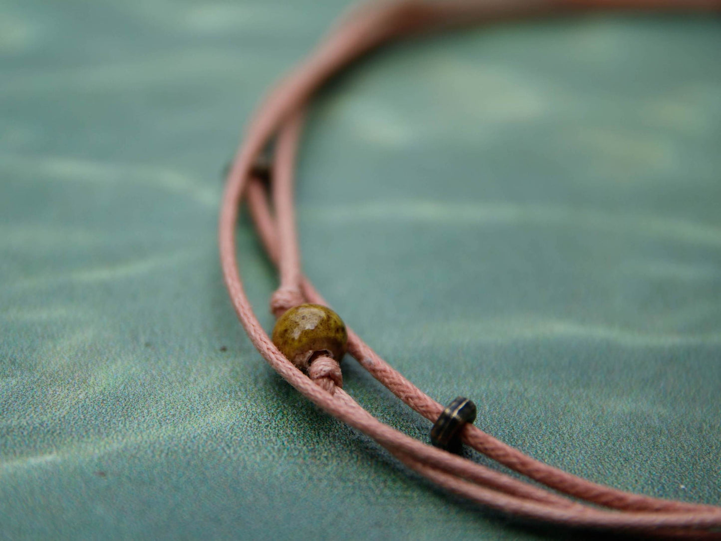 Armband in Rosa, Handgemacht mit Keramikperle und Magnetverschluss