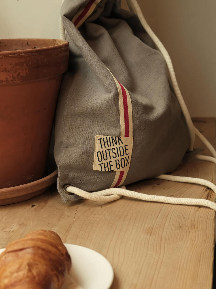 Leinen-Beutel, Grau mit Weißer Kordel "think outside the box"
