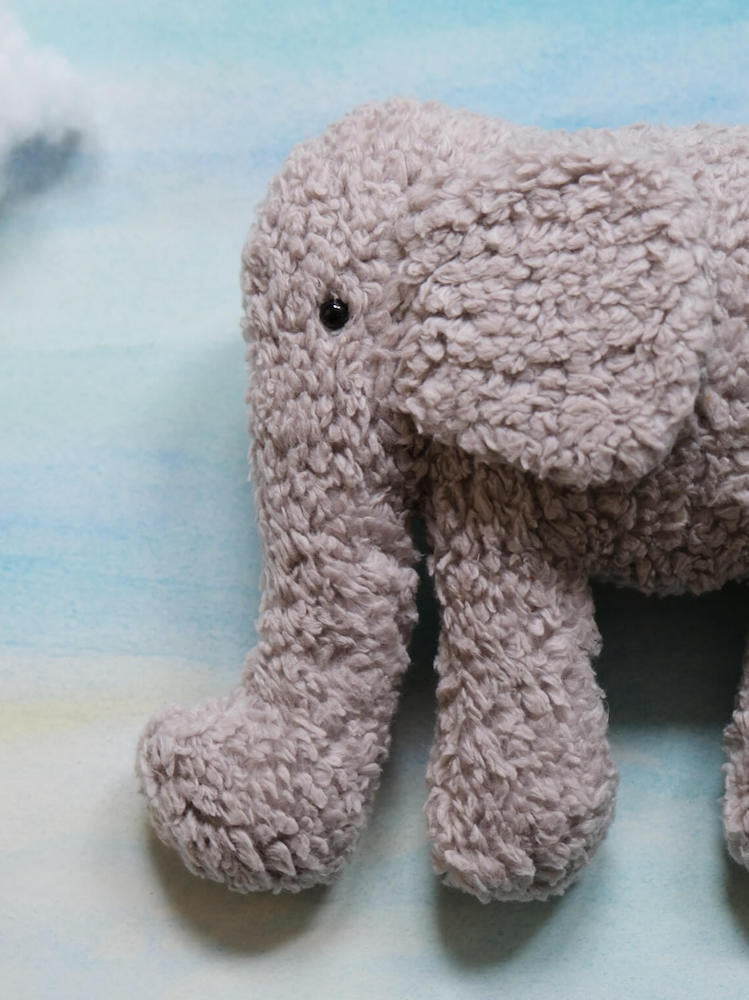 «Bo» Der Elefant in Hellgrau