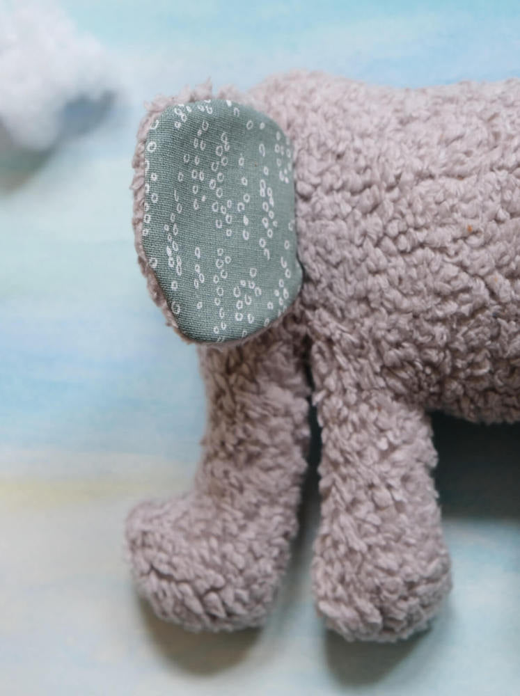 «Bo» Der Elefant in Hellgrau