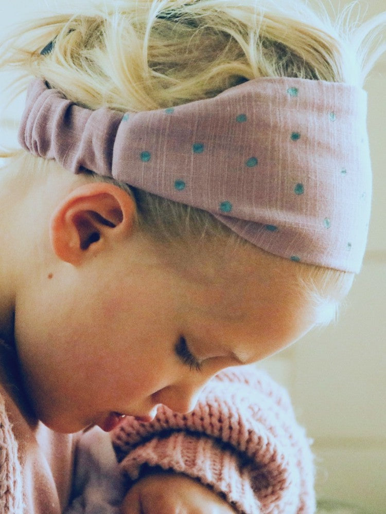 Gazé-Haarband, Warmrosa mit Handgemalten Grauen Punkten