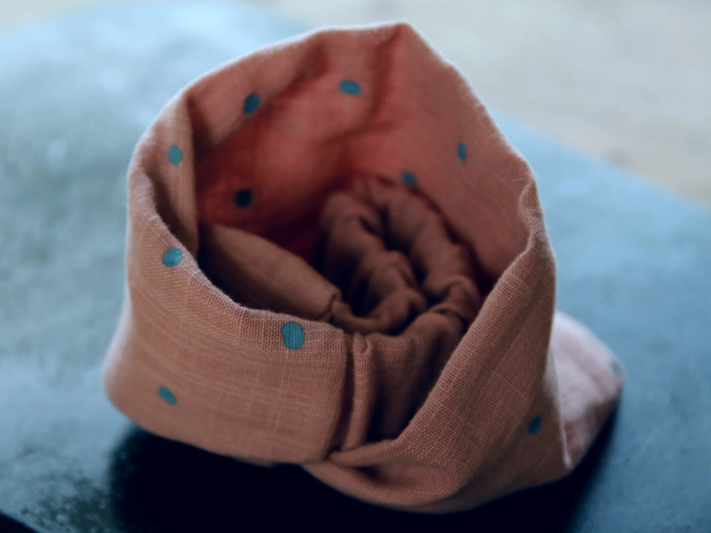 Gazé-Haarband, Warmrosa mit Handgemalten Grauen Punkten