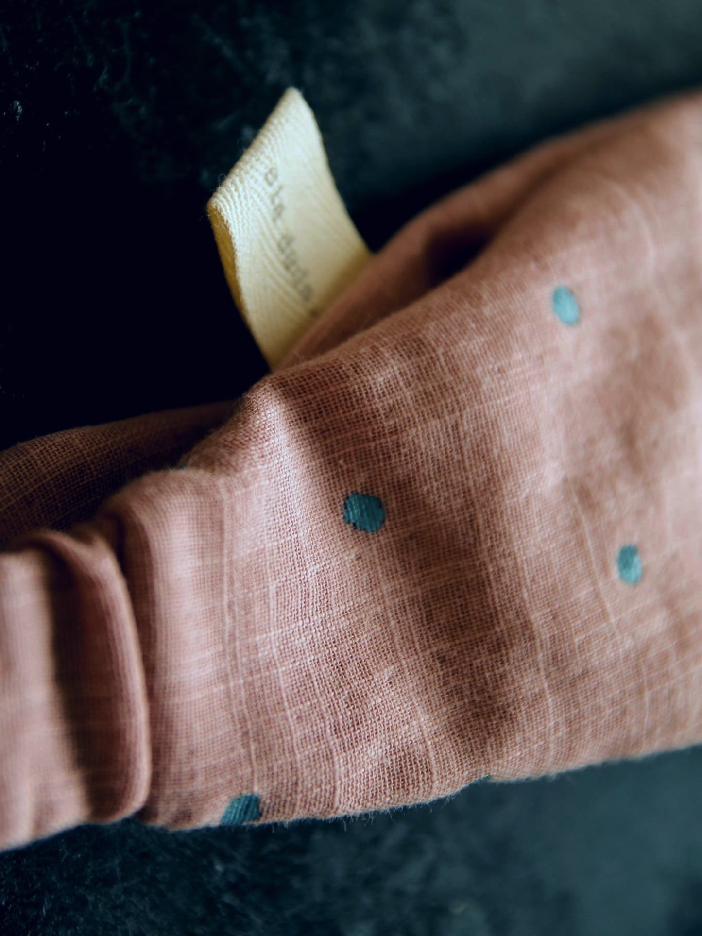 Gazé-Haarband, Warmrosa mit Handgemalten Grauen Punkten