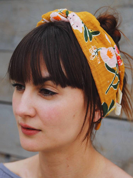 Mousseline hoofddoek, zonnig geel met bloemmotief