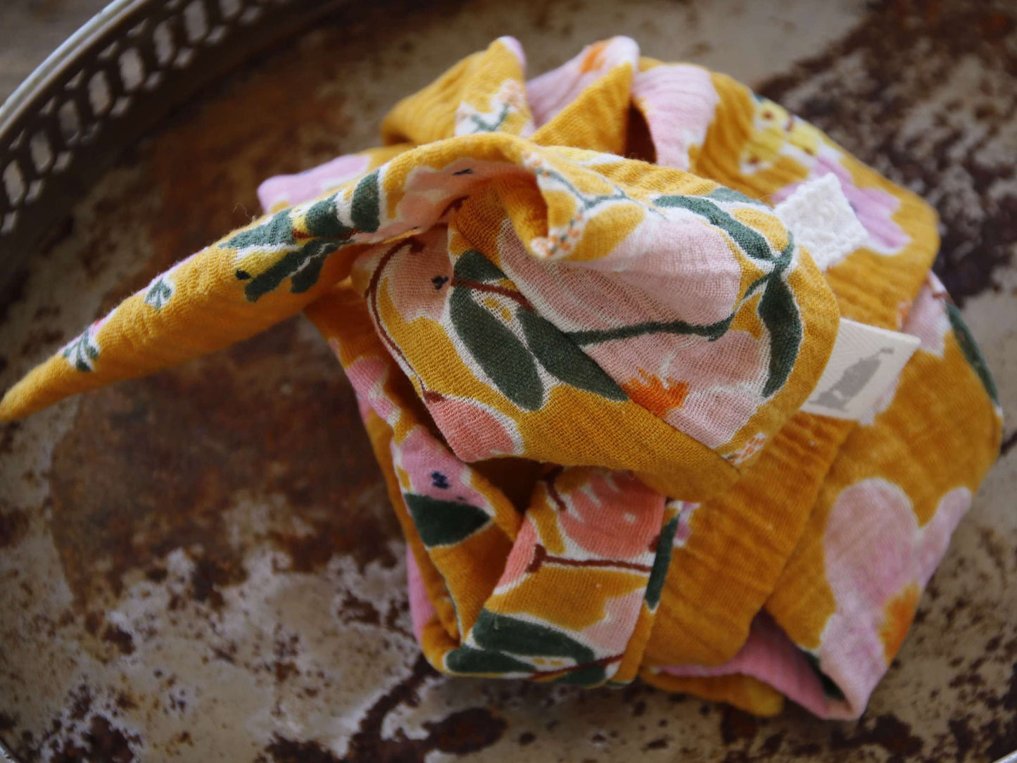Musselin-Kopftuch, Sonnengelb mit Blumenmuster