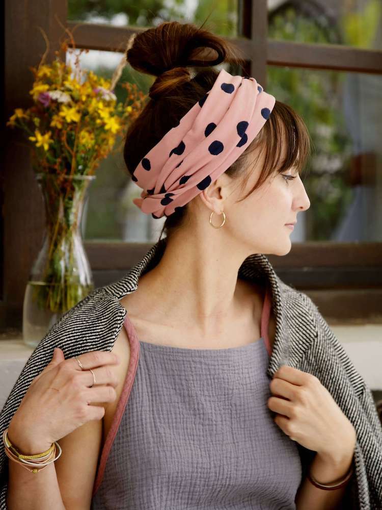 Breites Kopftuch aus Leichtem Sweat, Rosa mit Dunkelblauen Punkten
