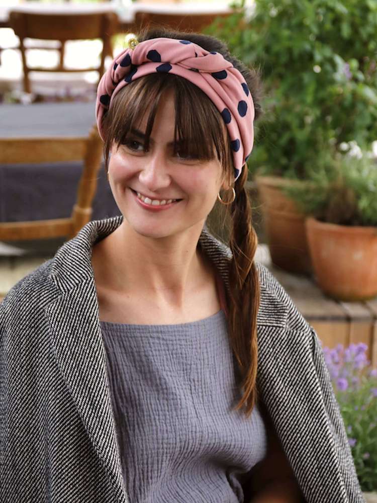 Breites Kopftuch aus Leichtem Sweat, Rosa mit Dunkelblauen Punkten