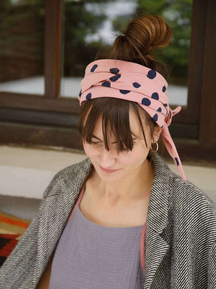 Breites Kopftuch aus Leichtem Sweat, Rosa mit Dunkelblauen Punkten