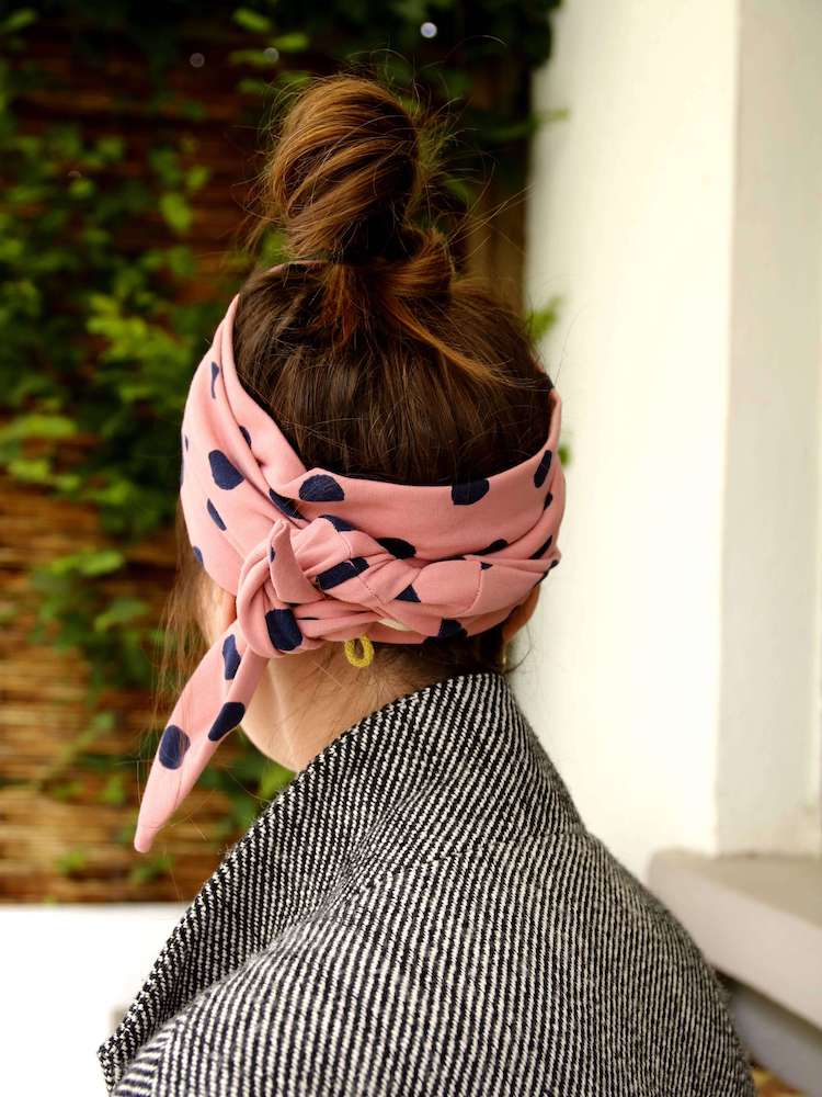 Breites Kopftuch aus Leichtem Sweat, Rosa mit Dunkelblauen Punkten