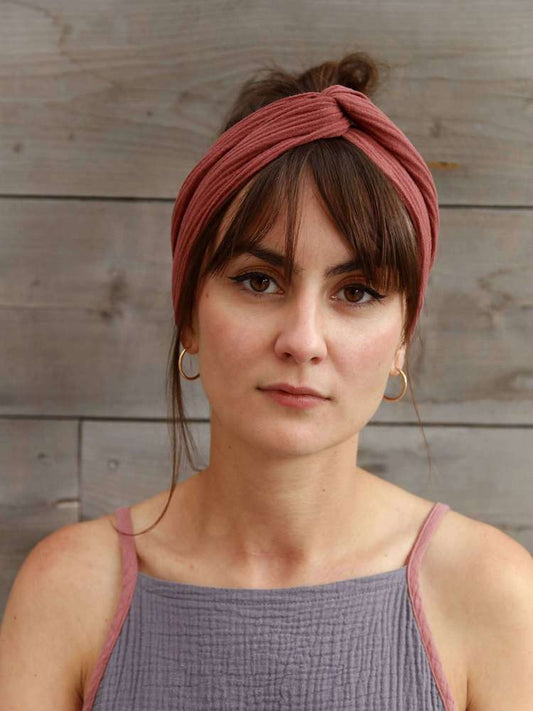 Hoofddoek van biologische mousseline, Scandinavisch rood met handgeschilderd geweven lint