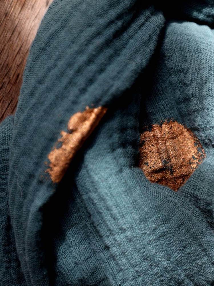 Breites Kopftuch aus Bio-Musselin, Ozeangrün mit Handbemalten Goldkupfer-Punkten
