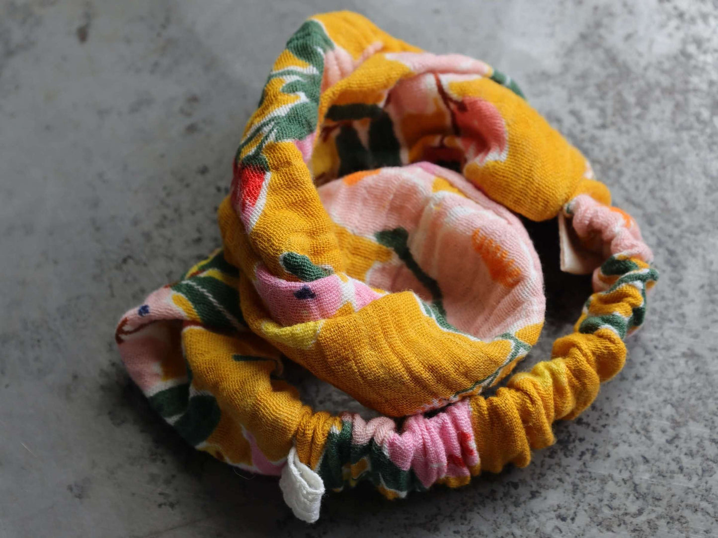 Schmales Musselin-Haarband, Sonnengelb mit Blumenmuster