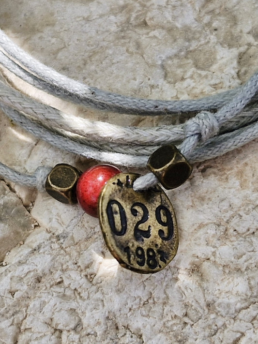 Bracelet in gray, handmade with ceramic beads and magnetic clasp 