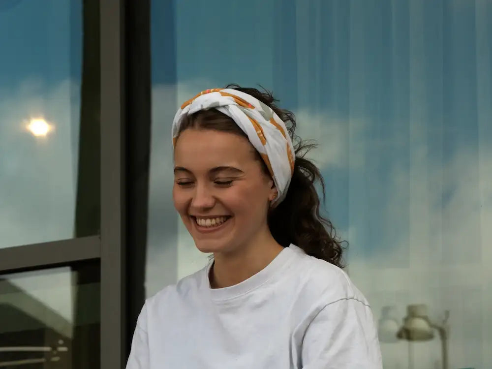 Brede hoofddoek van biologische mousseline, oceaangroen met handgeschilderde goudkoperen stippen 