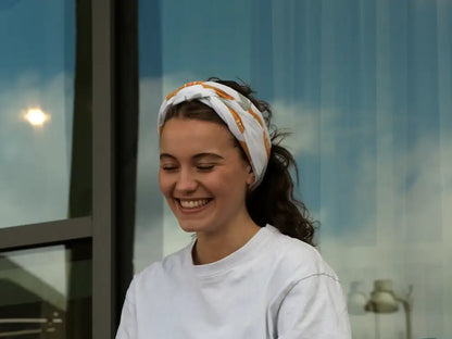 Brede hoofddoek van biologische mousseline, oceaangroen met handgeschilderde goudkoperen stippen 