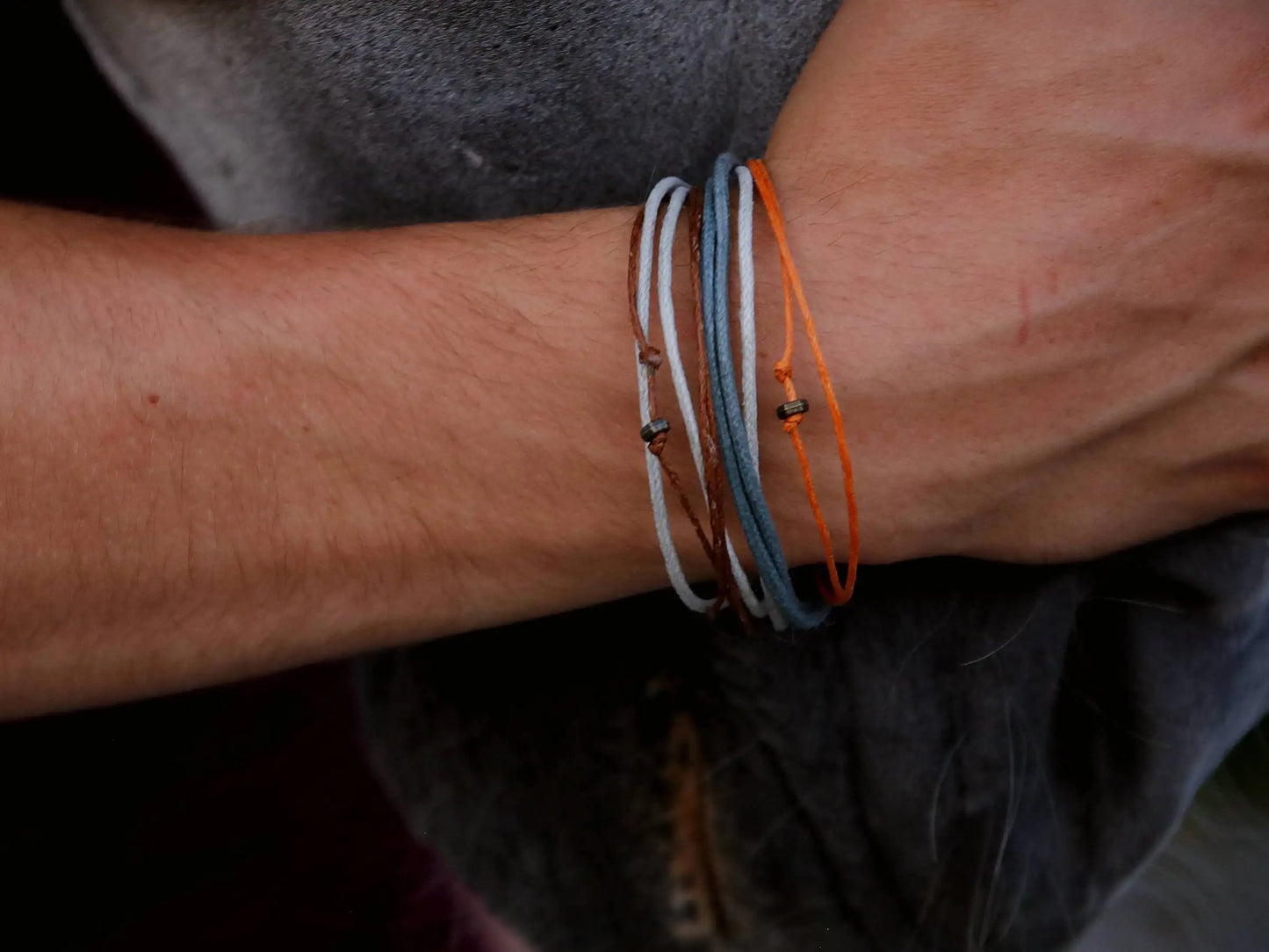 Armband für Männer in Orange-Blau, Handgemacht mit Magnetverschluss