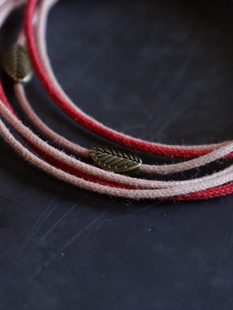Armband in Rosa-Rot, Handgemacht mit Laubblatt und Magnetverschluss
