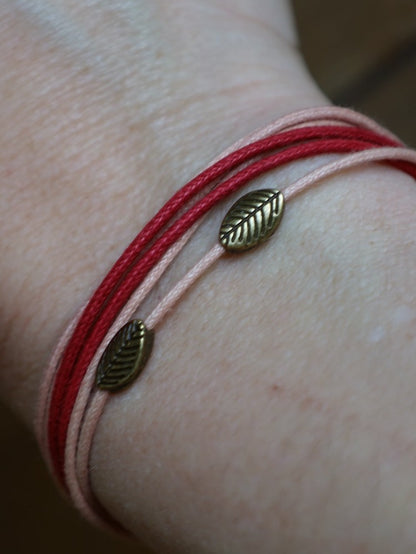Armband in roze-rood, handgemaakt met blad en magnetische sluiting 