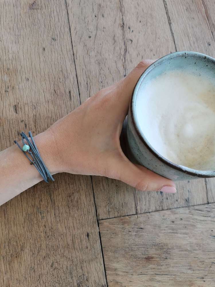 Armband in Grau, Handgemacht mit Keramikperle und Magnetverschluss