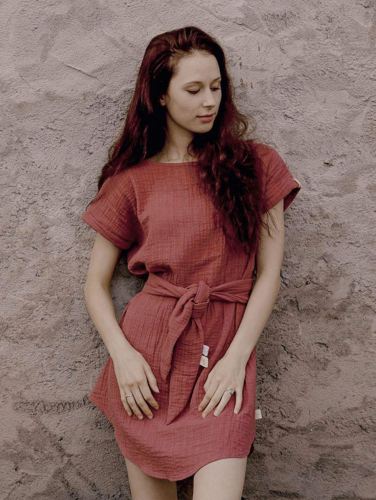 Kleid aus Bio-Musselin, Oversized in Skandinavisch-Rot