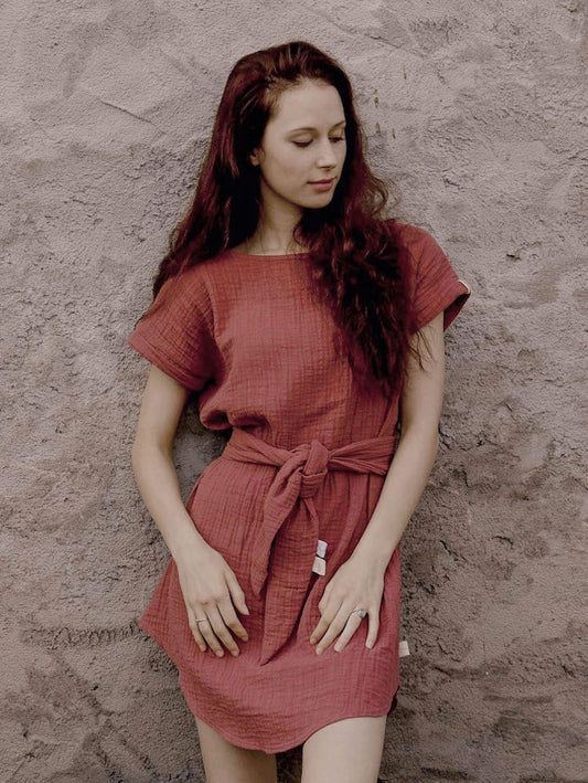 Dress made of organic muslin, oversized in Scandinavian red