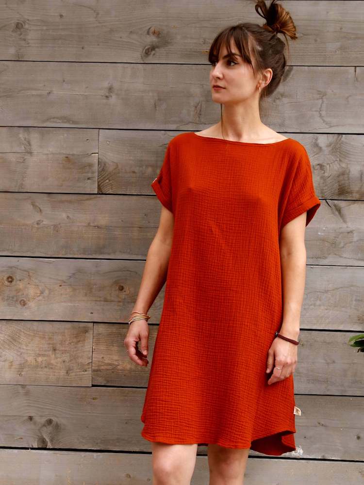 Dress made of Van organic Gutierrez rust muslin, den oversized in GbR Gutierrez Hoven red & –