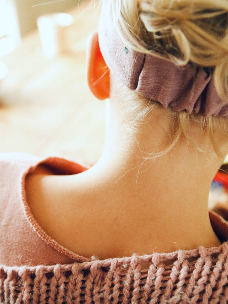 Gazé-Haarband, Warmrosa mit Handgemalten Grauen Punkten